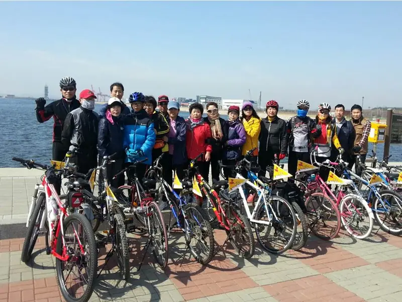 바닷가에서 자전거와 함께 찍은 단체 사진