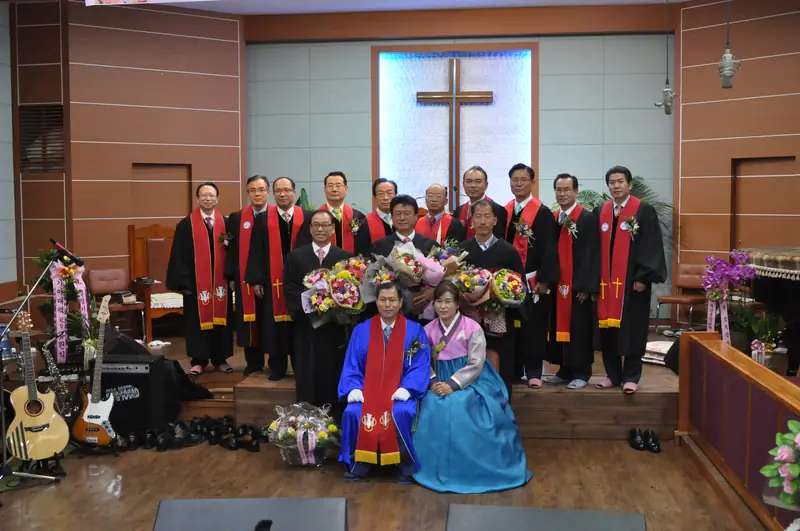 십자가 앞에서 찍은 임직 감사예배 기념사진