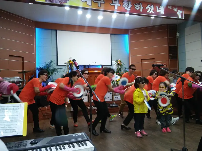 부활절 찬양을 발표하는 성도들과 어린이