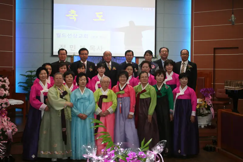 한복을 입고 함께 찍은 기념사진