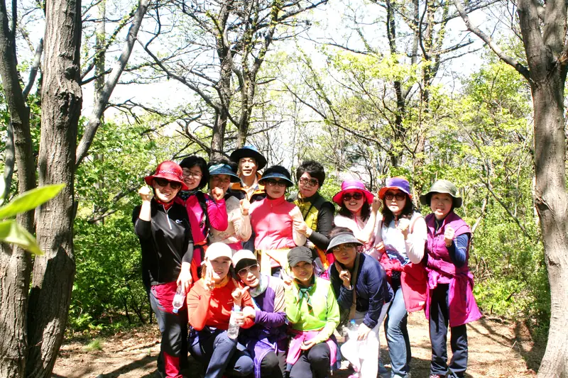 숲속에서 찍은 산행 단체 사진