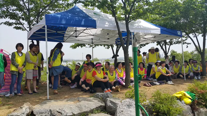 천막 아래 모여 앉은 성도들