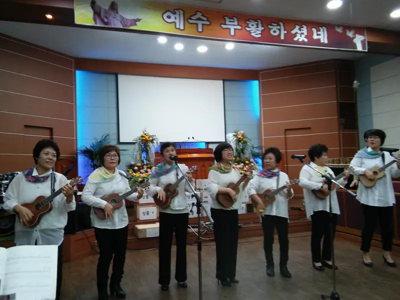 부활절에 우쿨렐레로 찬양하는 성도들
